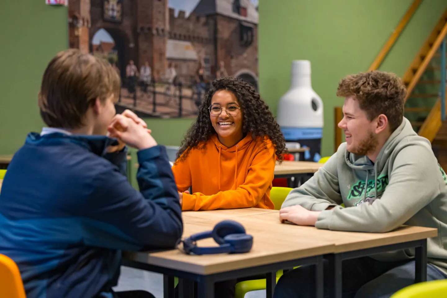 Studenten VAVO Lyceum samen in de kantine