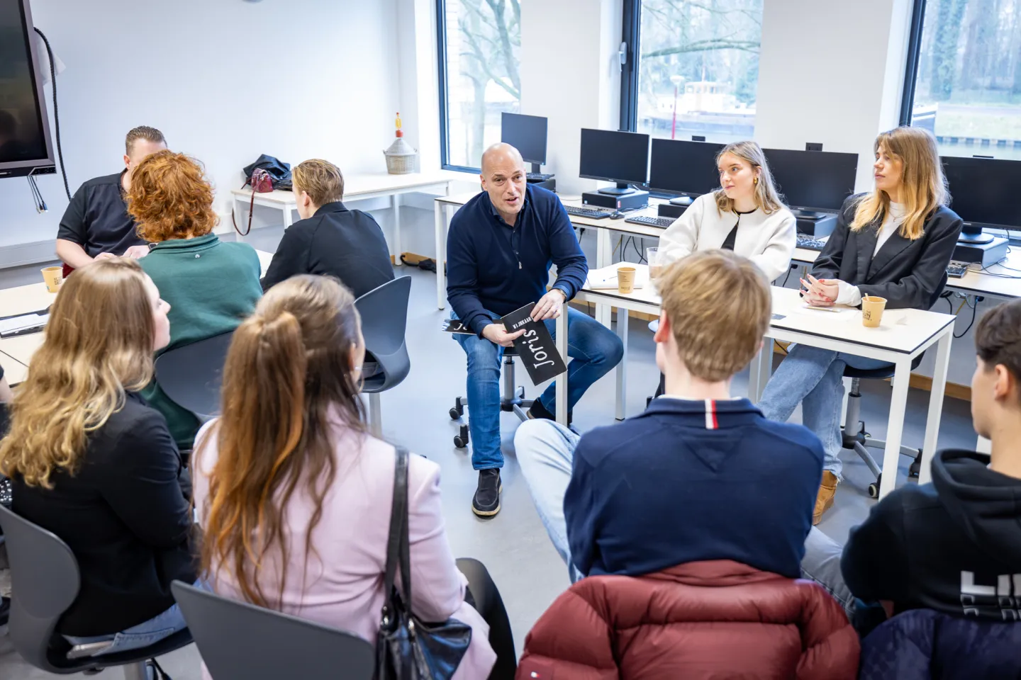 Studenten luisteren naar horeca medewerker