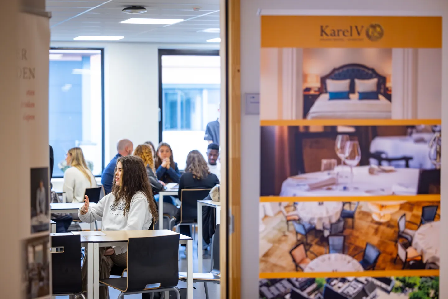 Studenten aan een tafel