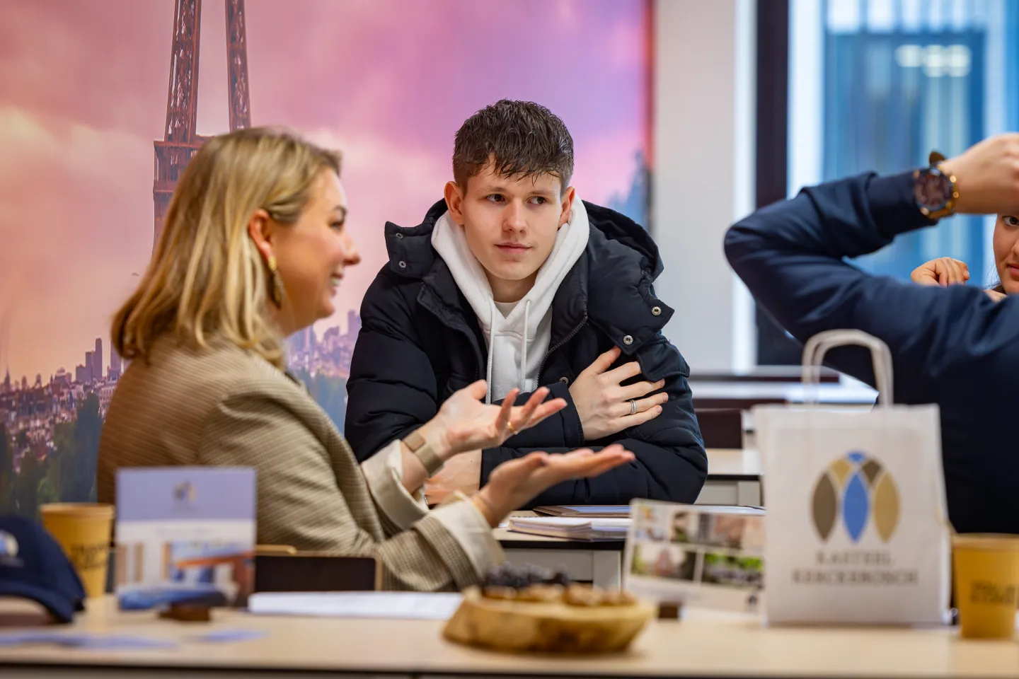 Studenten in gesprek aan tafel