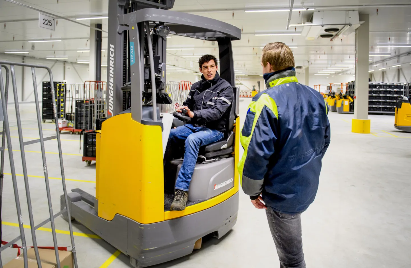 Student Logistiek Teamleider geeft werknemer aanwijzingen