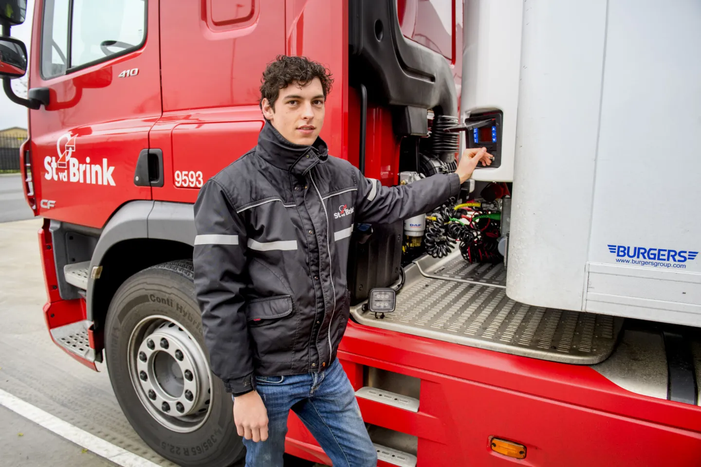 Student is bezig met het laden en lossen van een vrachtwagen