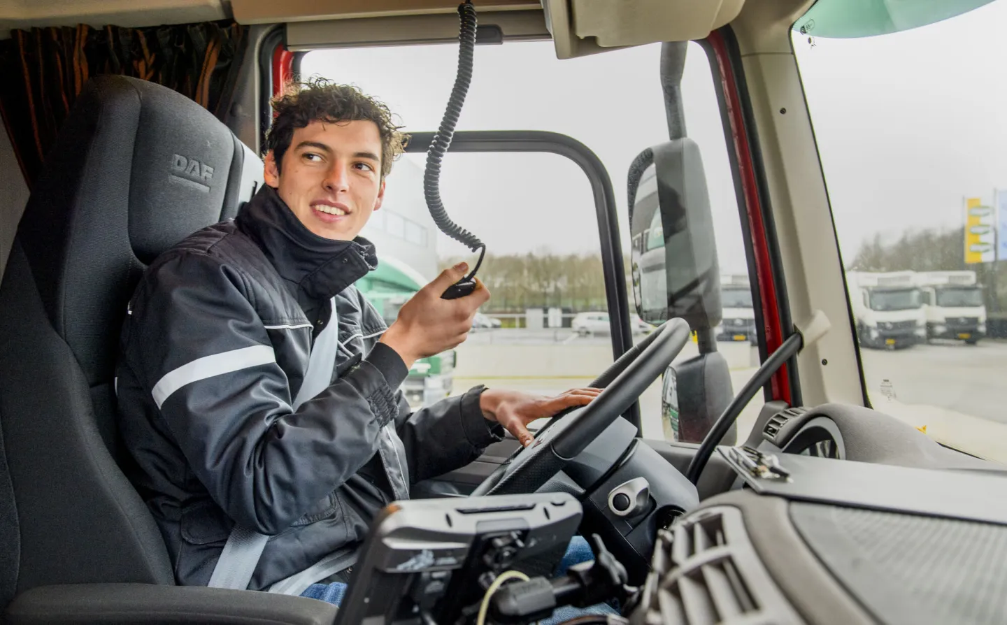 Student Chauffeur Wegvervoer rijdt in vrachtwagen naar plaats van bestemming