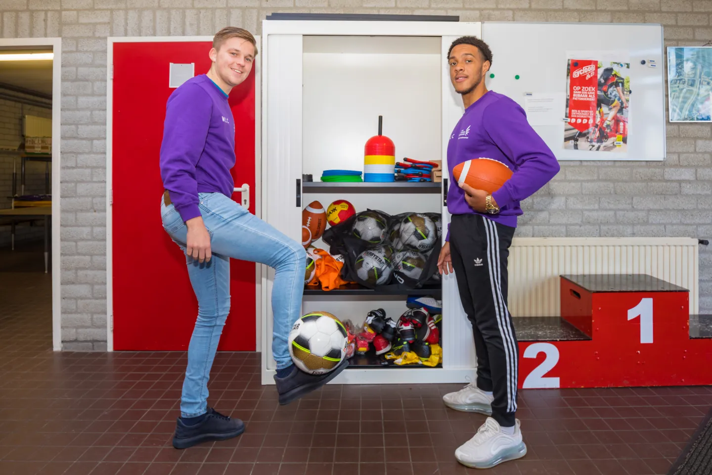 Twee sport studenten checken sport voorraad