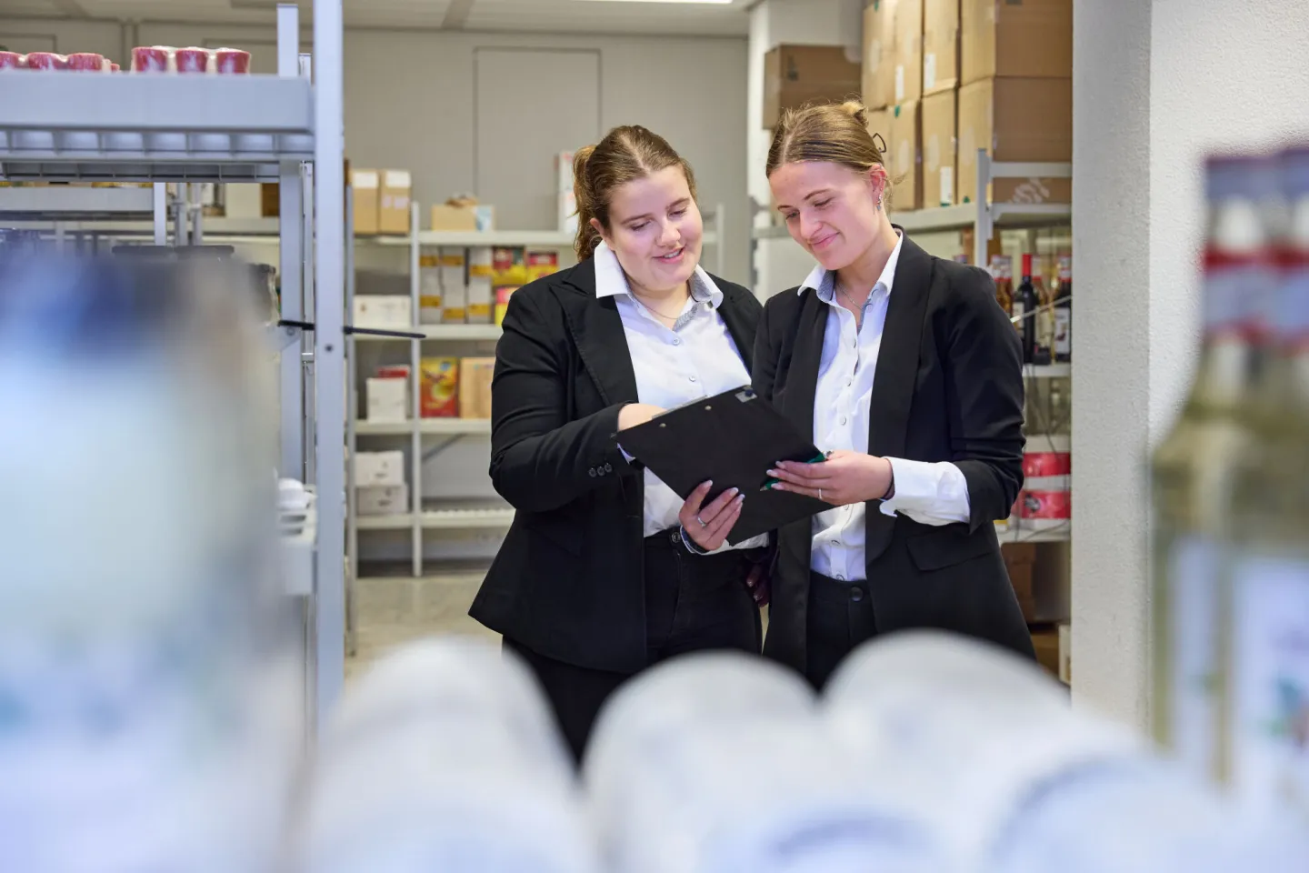 medewerkers facilitairteam staan in magazijn om de voorraad te controleren