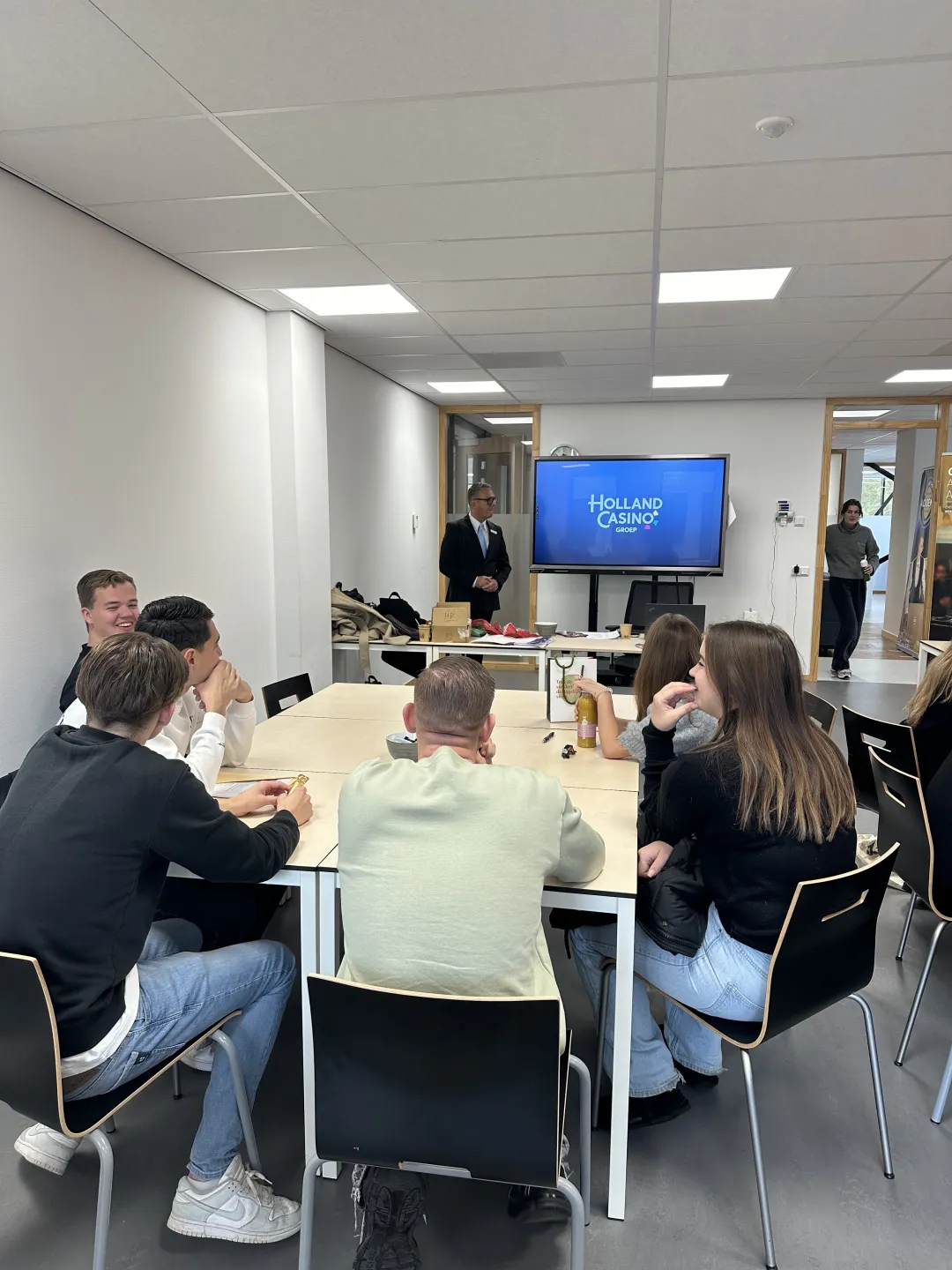 Groepje studenten krijgen presentatie van bedrijven tijdens speeddates