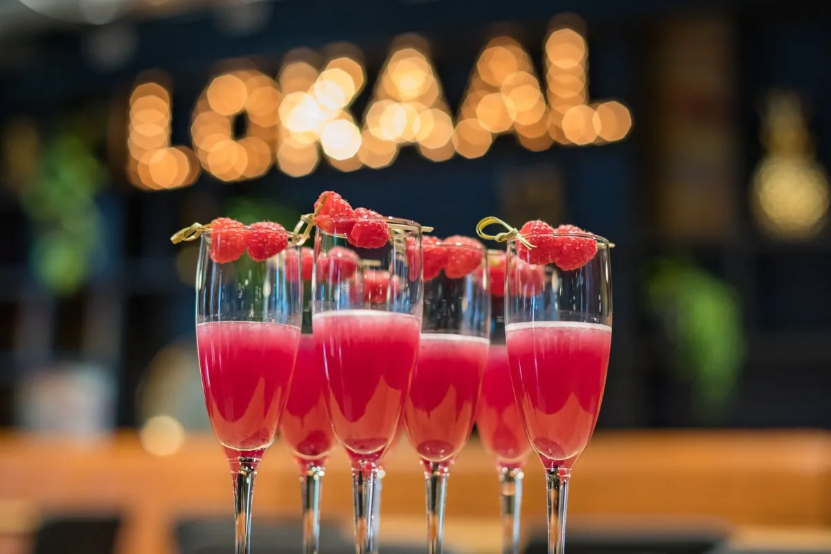 Drankjes in een glas op een tafel