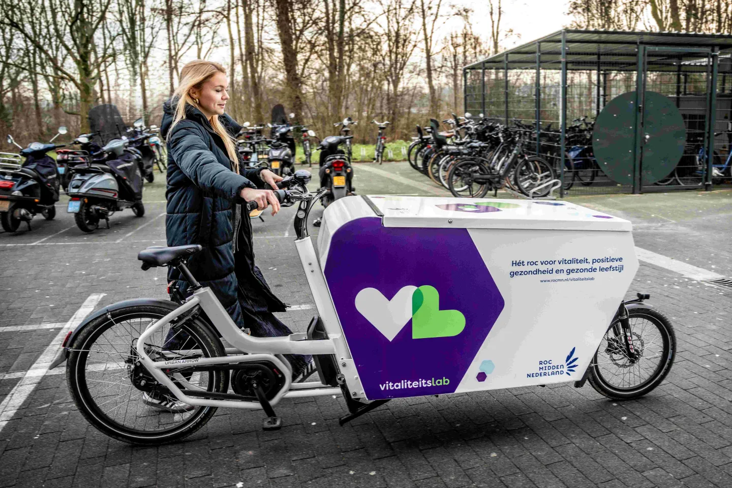 Student Yara met Mobiele Vitaliteitslab onderweg