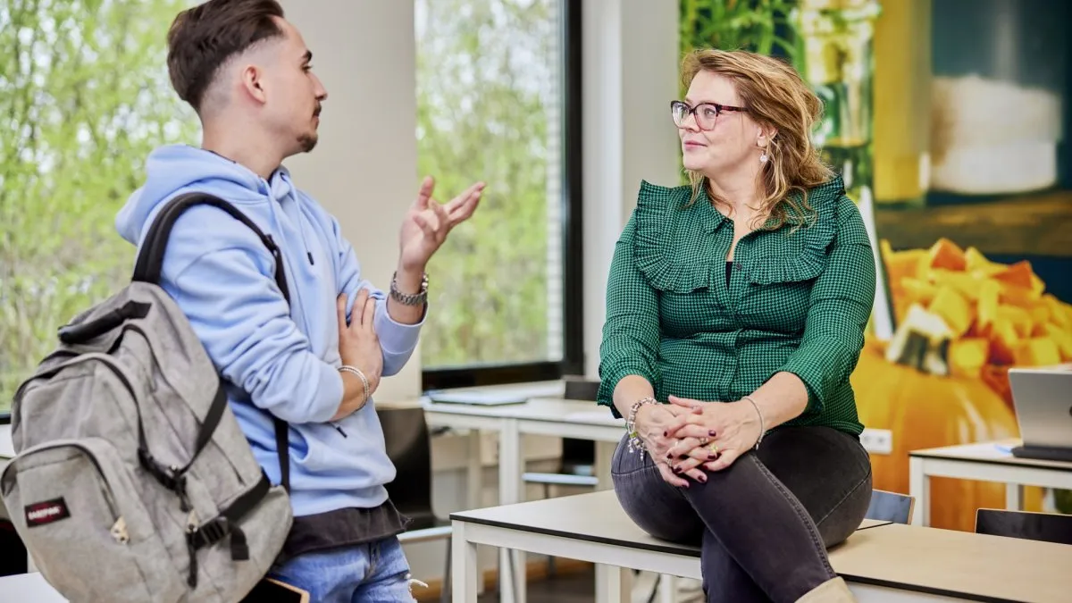 Leerling in gesprek met studentcoach