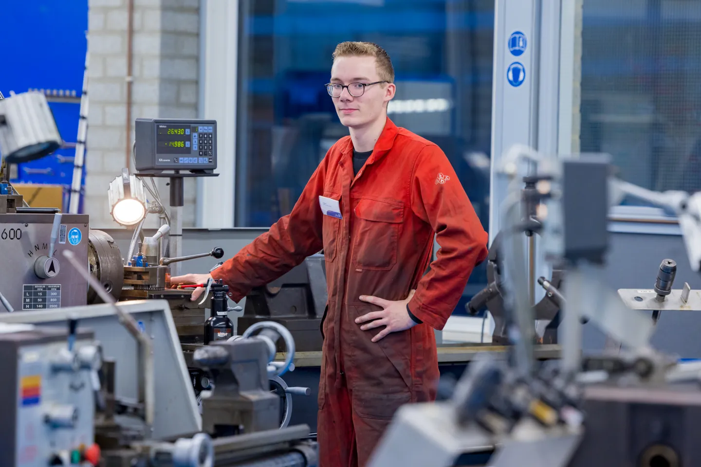 Student werkt aan de plaatbewerker 