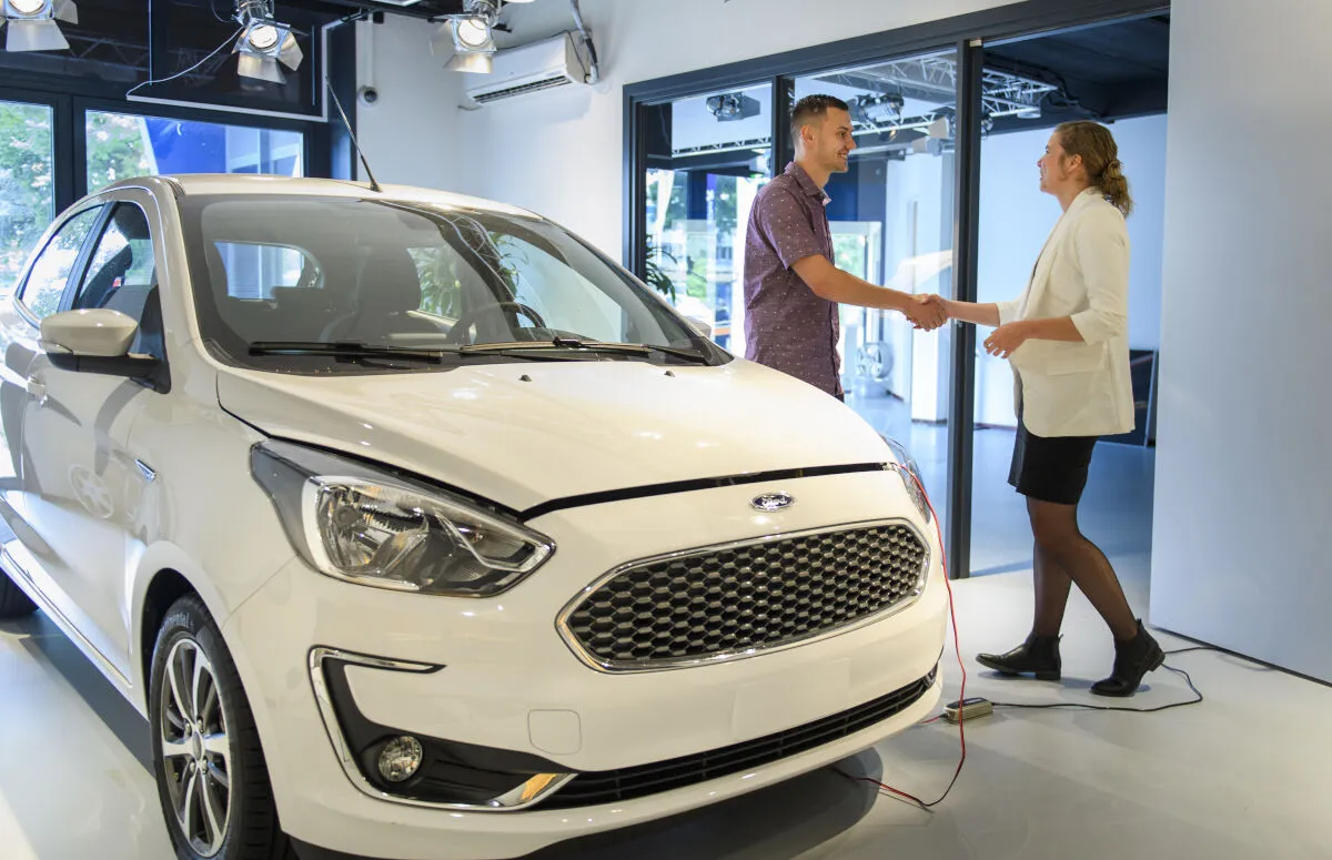 Student Manager Sales & Aftersales krijgt praktijkles in showroom op Automotive College 