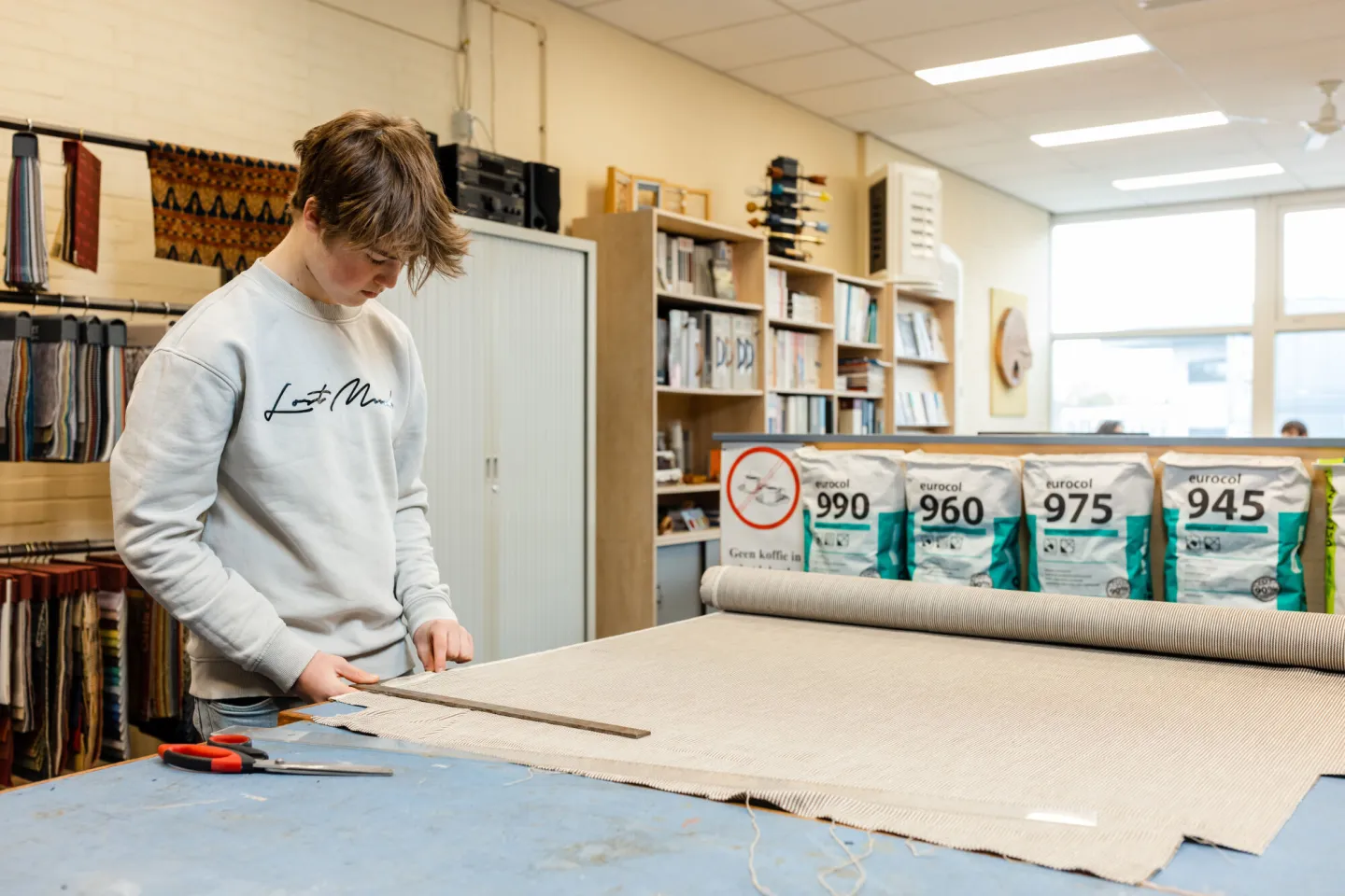 Student meet stof op en gaat daarna knippen