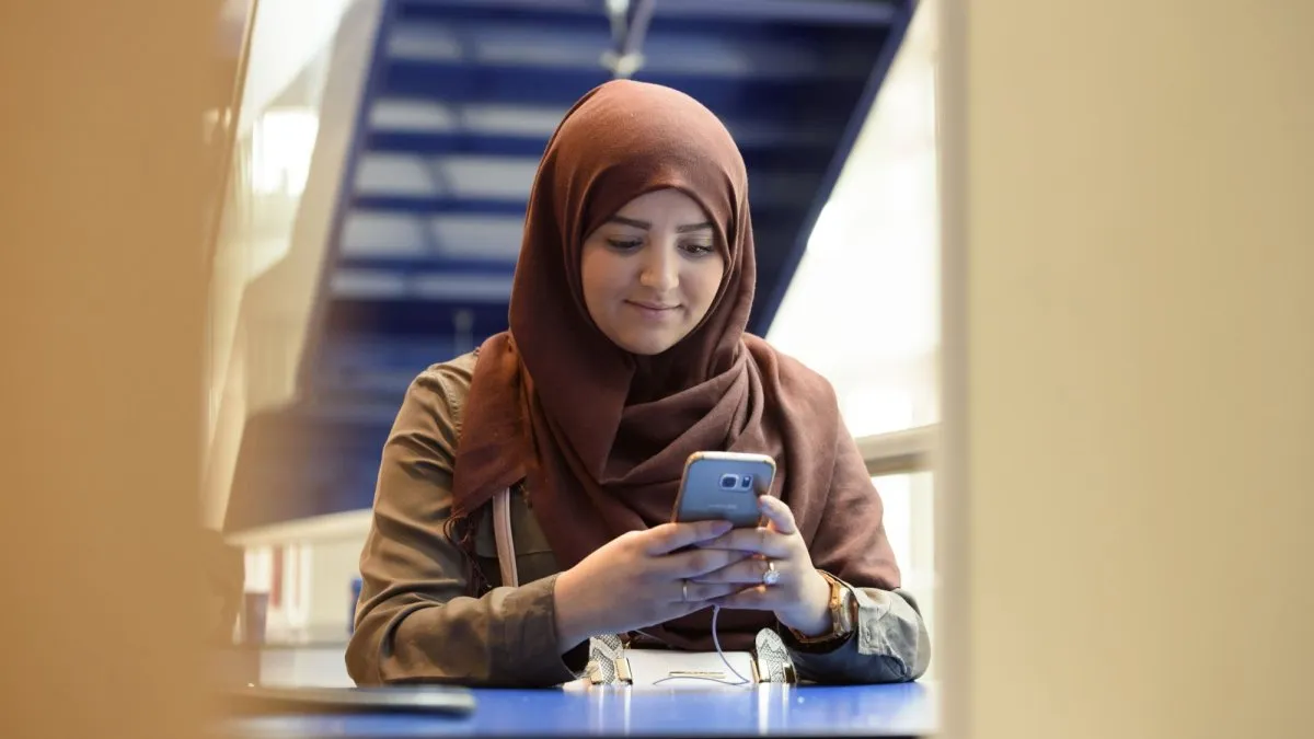 Student met haar telefoon in haar hand