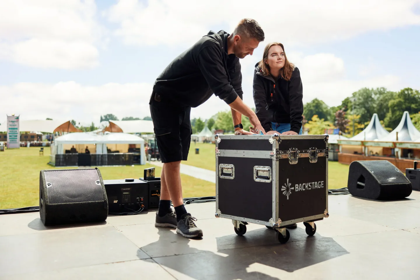 Studenten Podium- en Evenemententechniek werken op een festival 