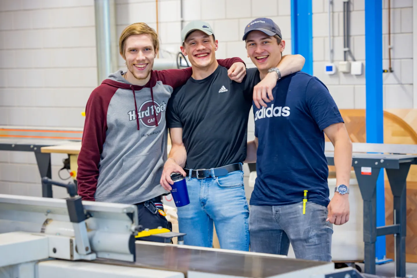 Studenten poseren samen in hout werkplaats