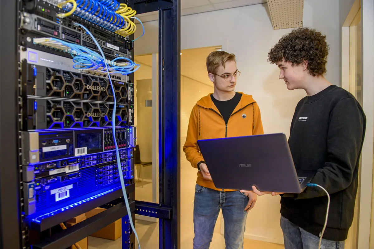 Twee studenten aan het werk in de serverruimte ICT College Nieuwegein 