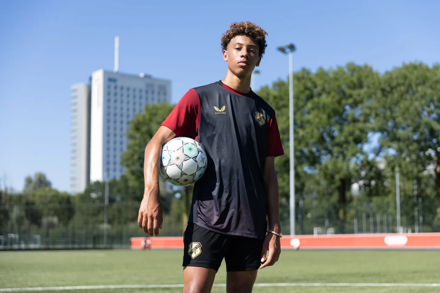 Topsporter Björn Menzo op het trainingsveld van FC Utrecht