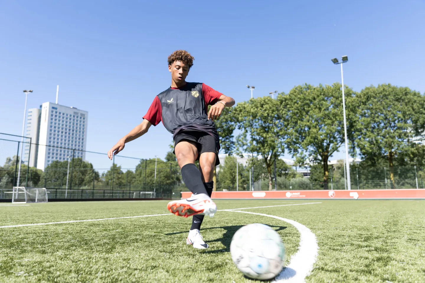 Topsporter en student Björn traint op het voetbalveld