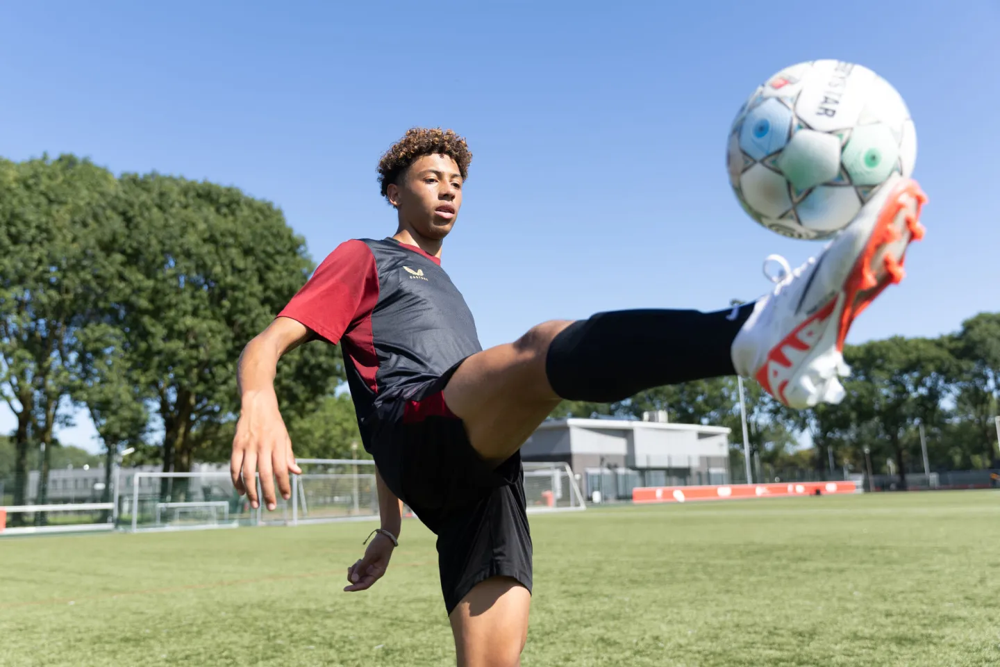 Topsporter en student Björn Menzo in actie bij Jong FC Utrecht