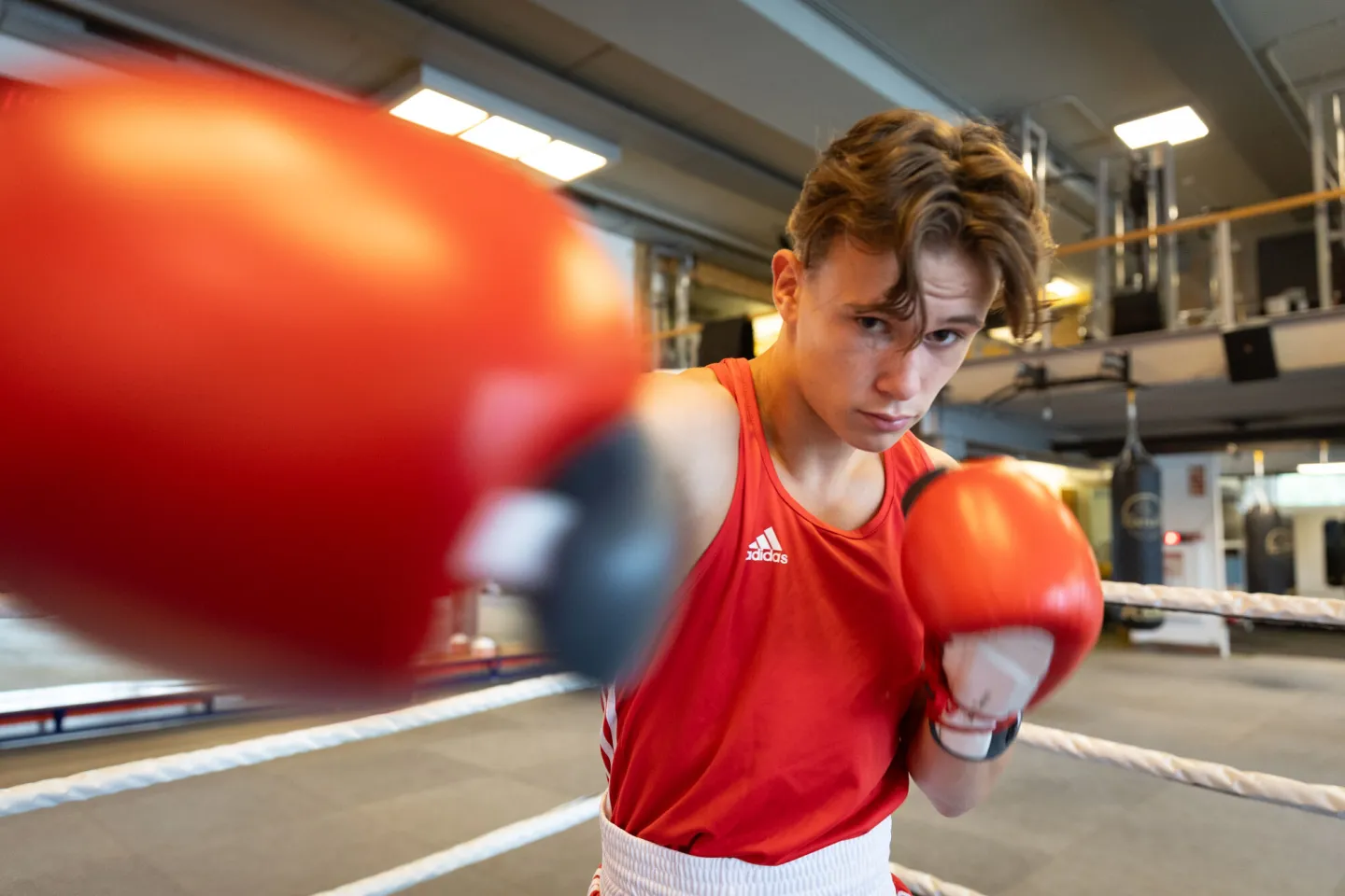 Topsporter en student Dylan Vos tijdens een bokstraining