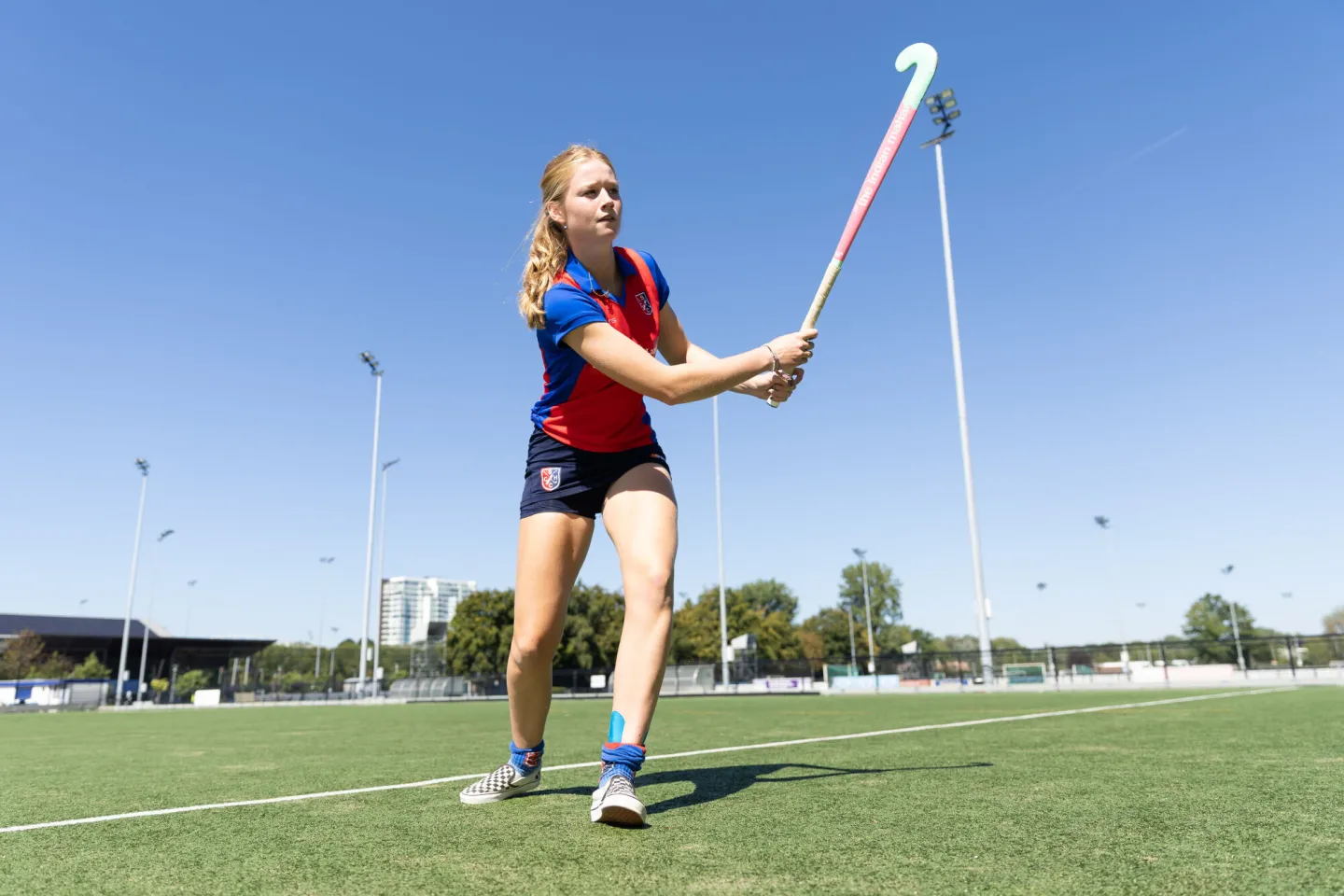 Topsporter Julie in actie op het trainingsveld