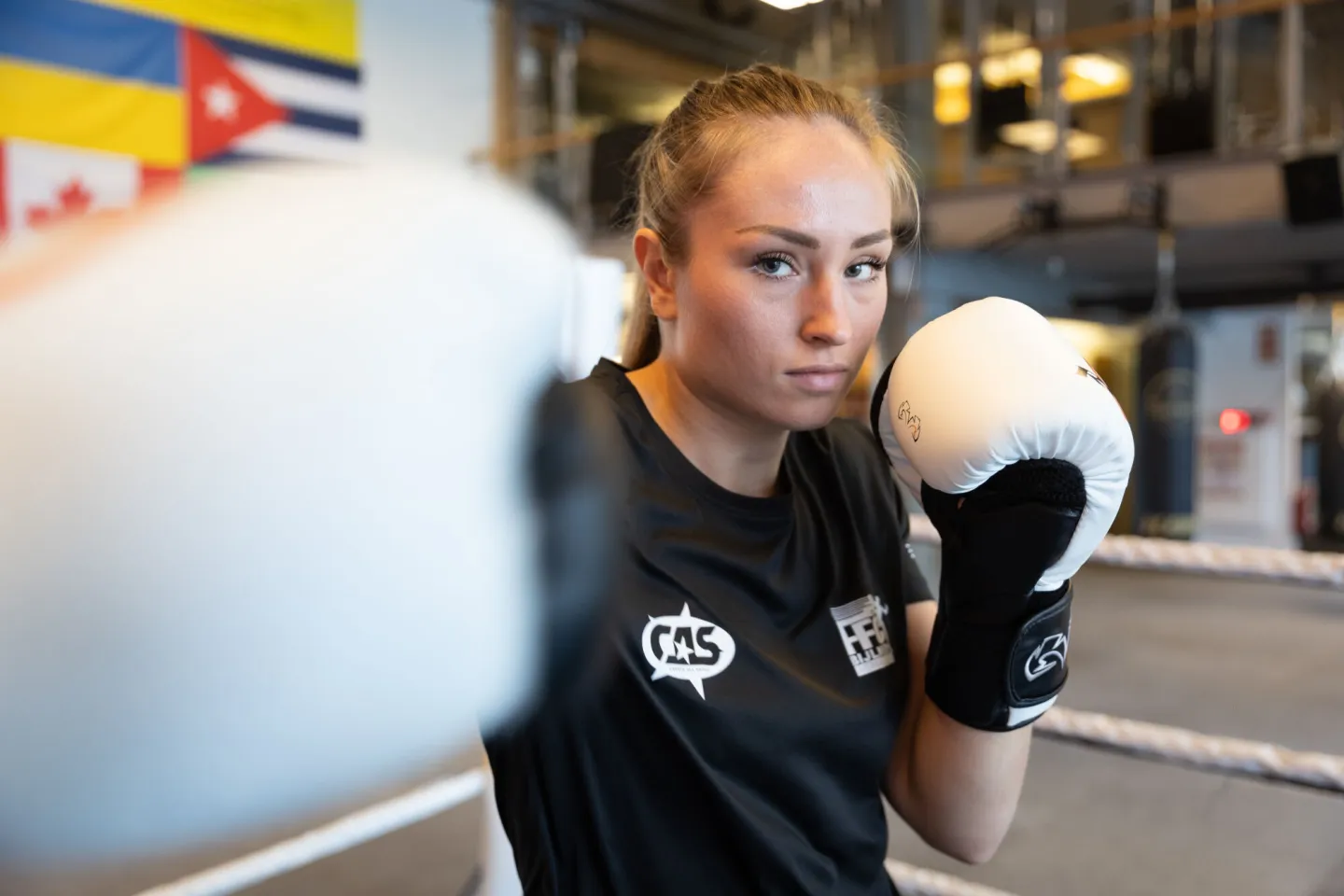 Topsporter en student Lois Koster aan het kickboksen