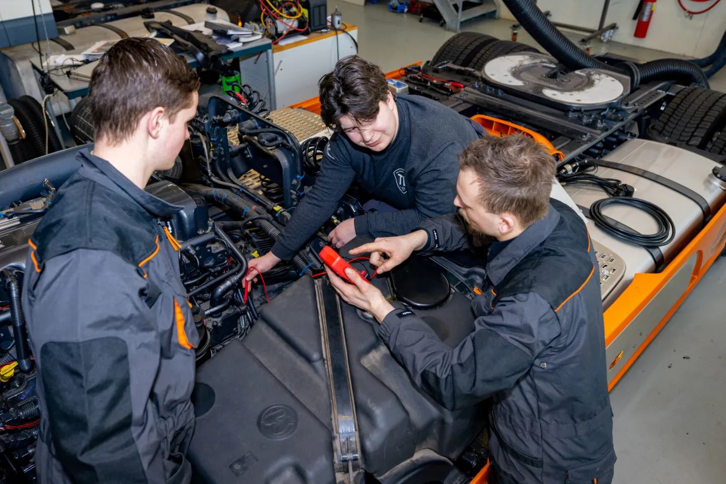 Automotive studenten onder de motorkap van een truck