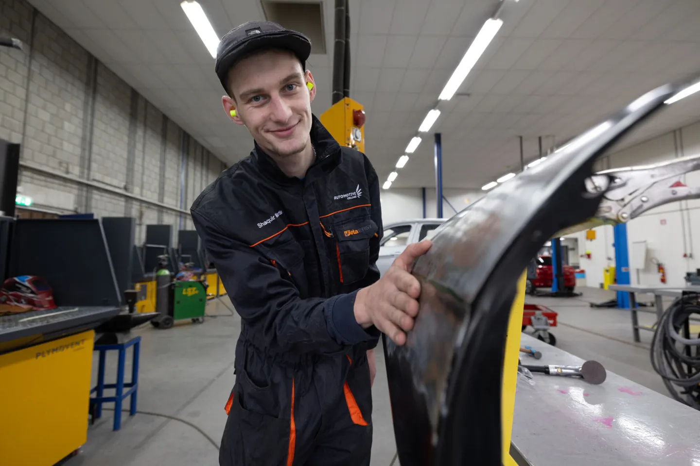 Auto carrosserie wordt opgeknapt in de werkplaats