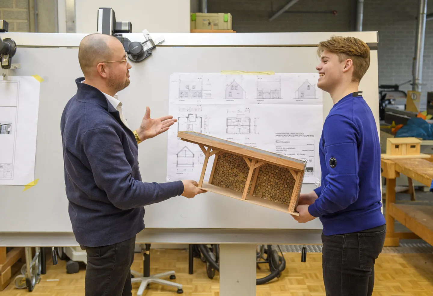 Docent Bouwkunde bespreekt bouwproject met student