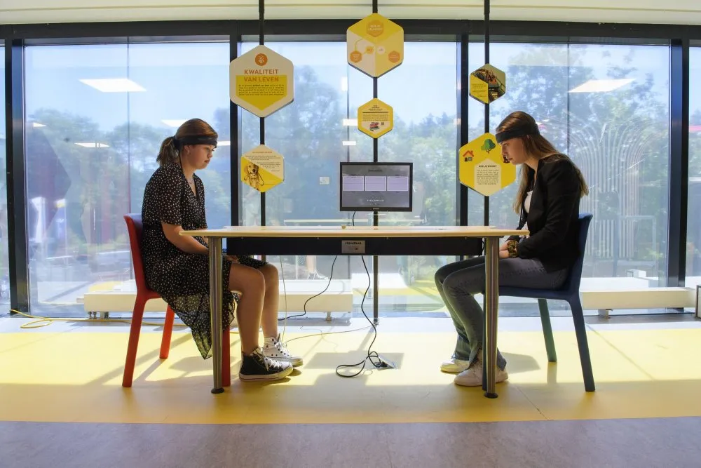 Twee studenten in het vitaliteitslab aan de slag met oefening voor de hersenen.