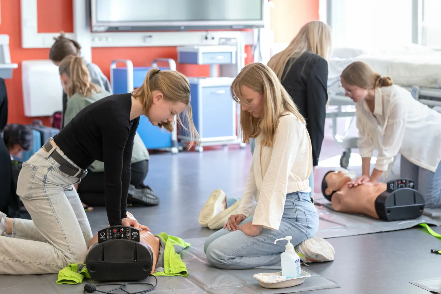 Studenten van het Gezondheidszorg College leren reanimeren op school