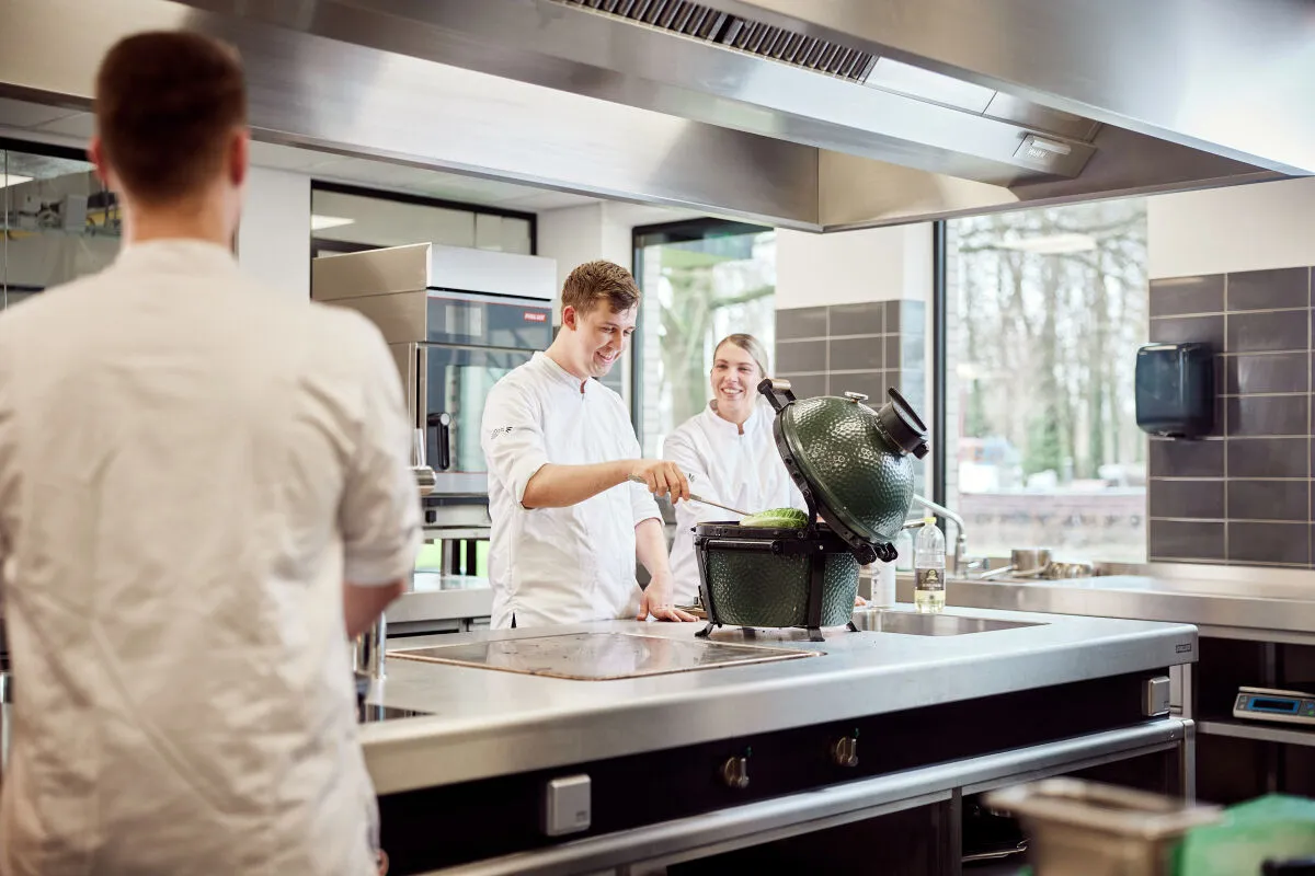 Studenten opleiding Kok in de keuken