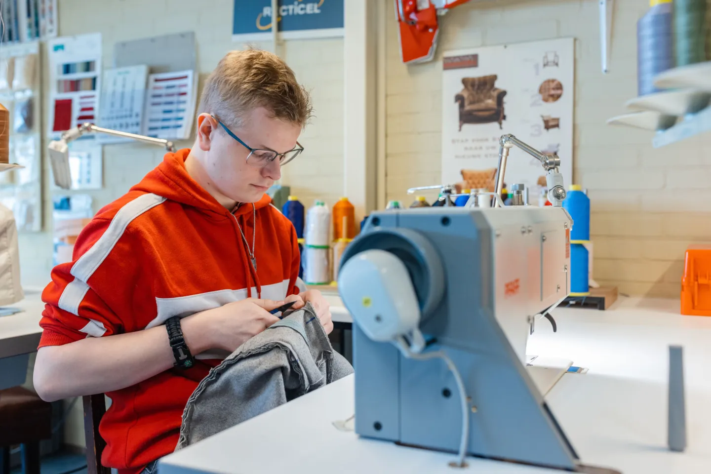 Student werkt aan kussensloop op de naaimachine 