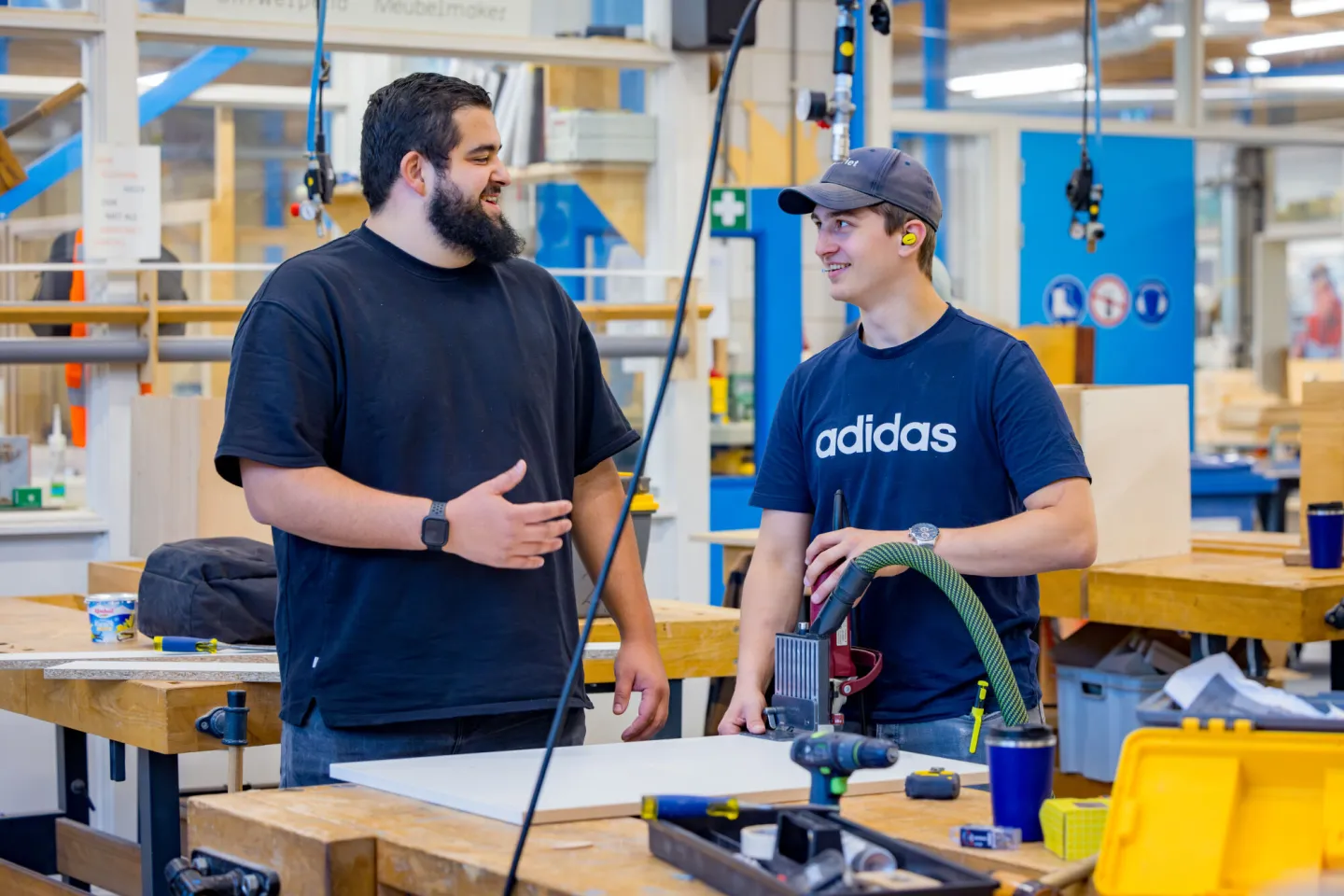 Meubel scheeps interieur bouwer student samen met docent in werkplaats