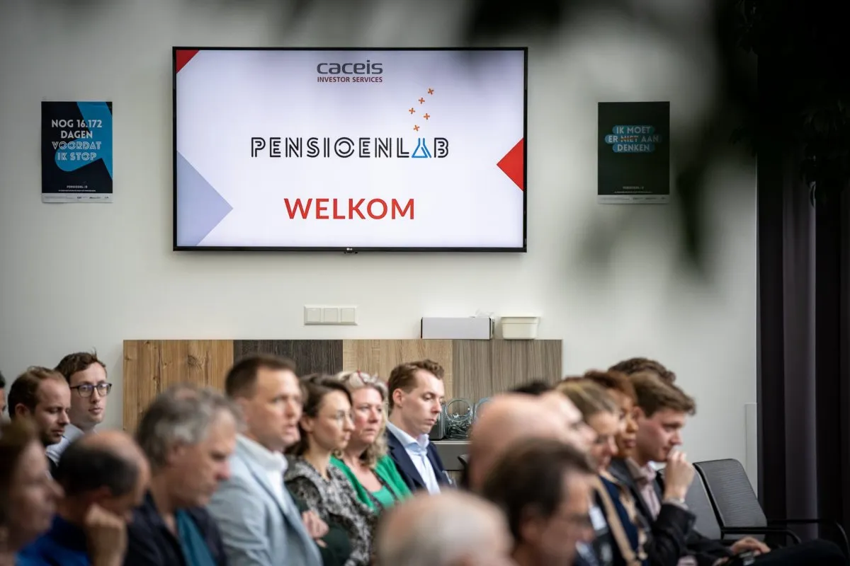 Publiek luistert aandachtig naar een spreker tijdens PensioenLab 2023