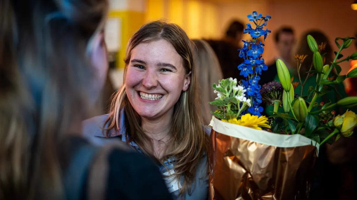 Eems Leemans heeft een bos bloemen vast op PensioenLab 2023