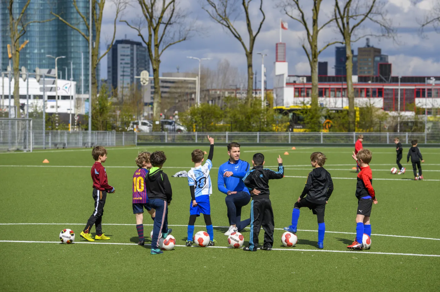 student van sport college geeft training aan kinderen