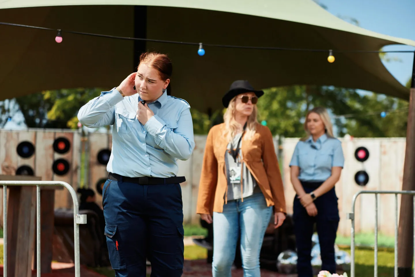 Student Beveiliger bewaakt artiest op festival