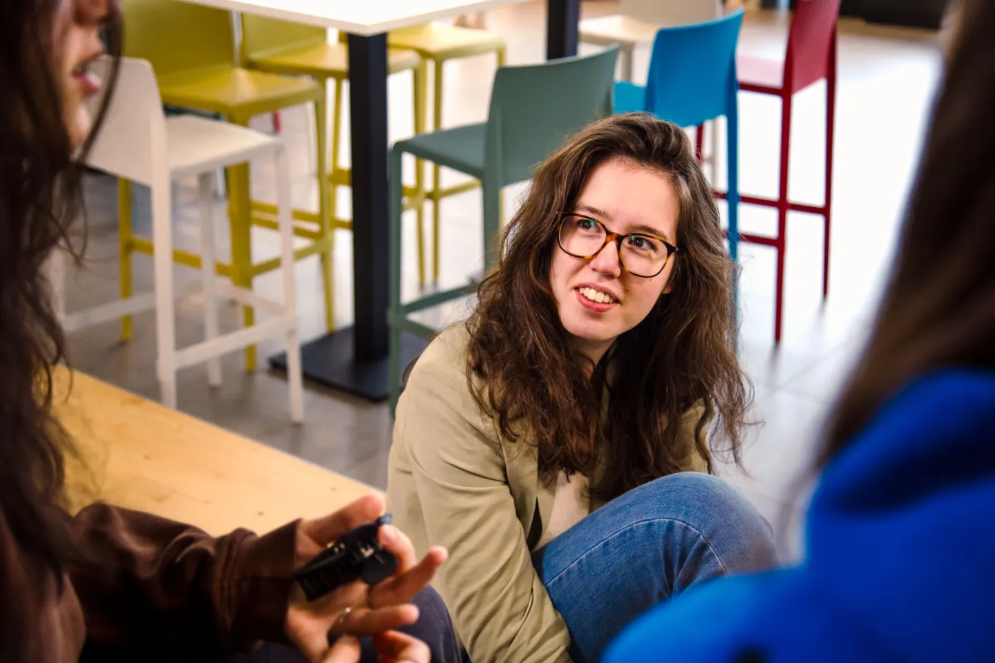 Studenten Business & Administration College in gesprek in de kantine in Utrecht