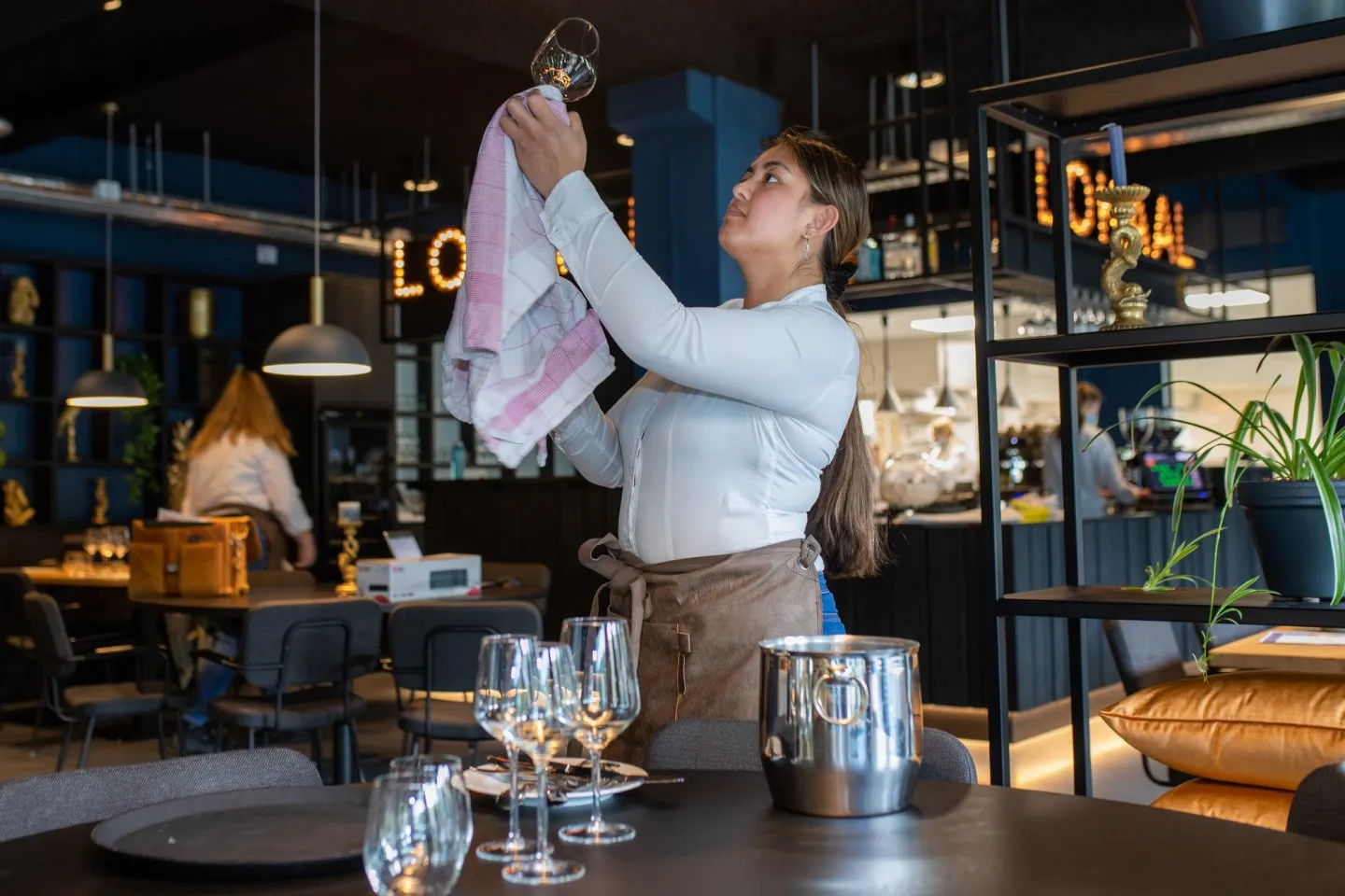 Student Horeca maakt glas schoon in leerrestaurant Het Lokaal 