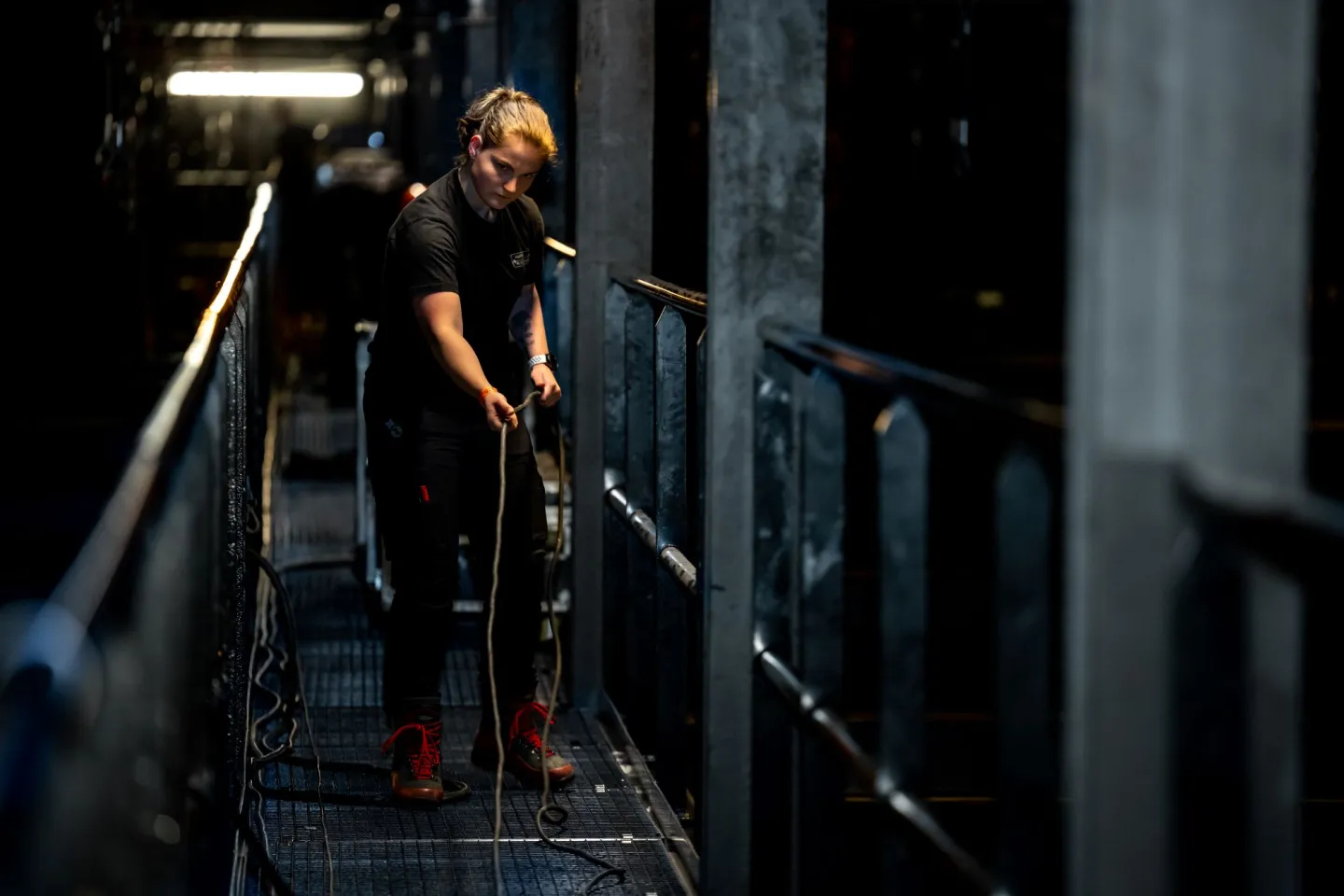 Student Podium- en Evenemententechniek legt kabels bij plafond Ziggo Dome