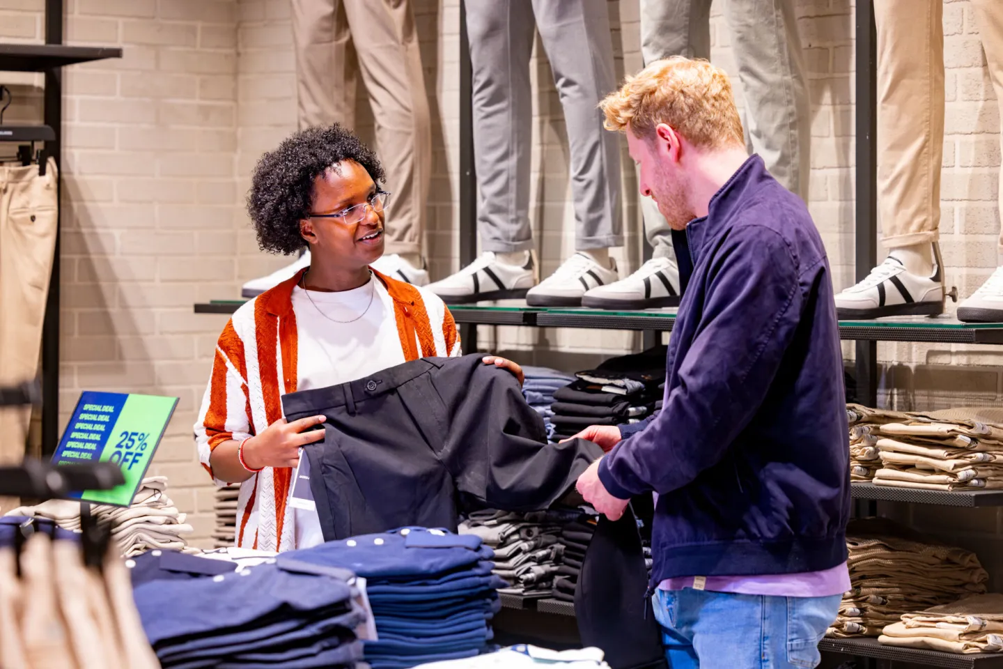 Student Retail geeft advies in winkel