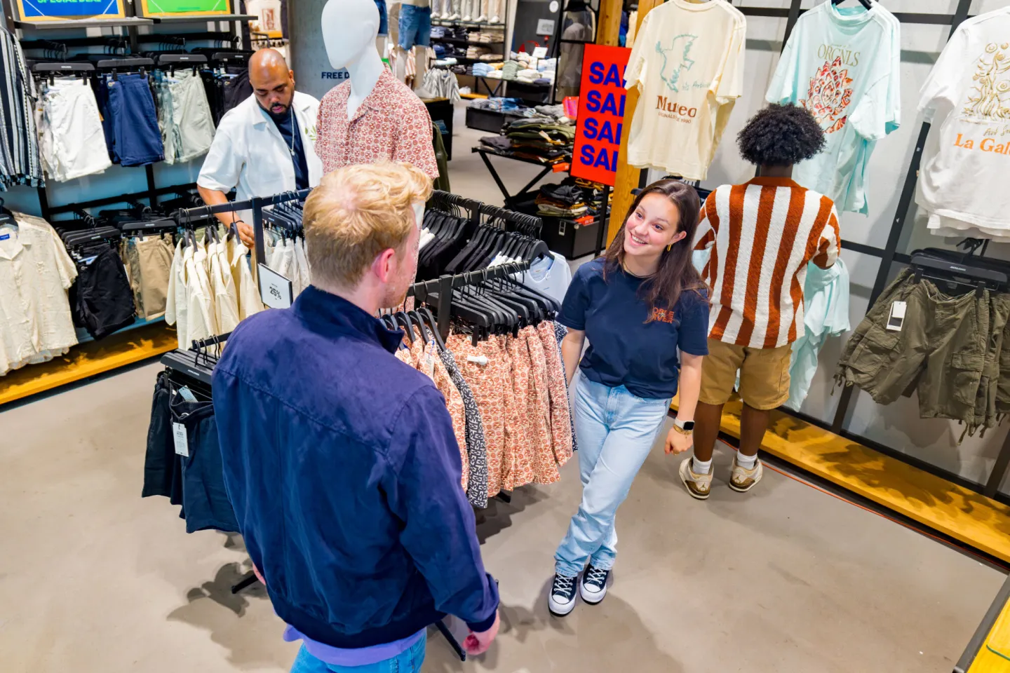 Student Retail verwelkomt klant in winkel