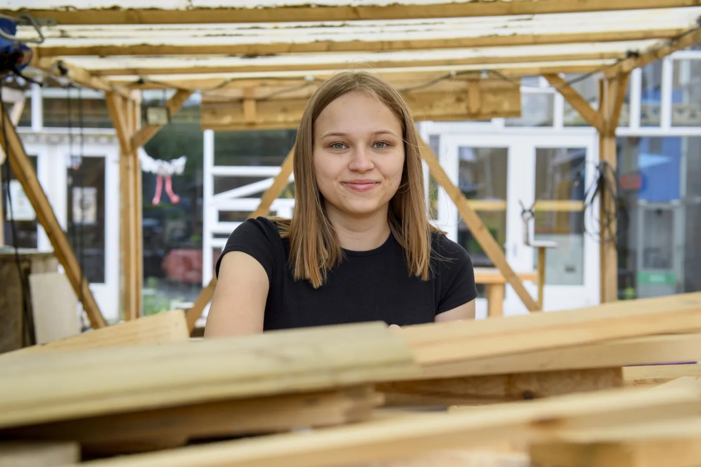 Student tussen houten constructie 