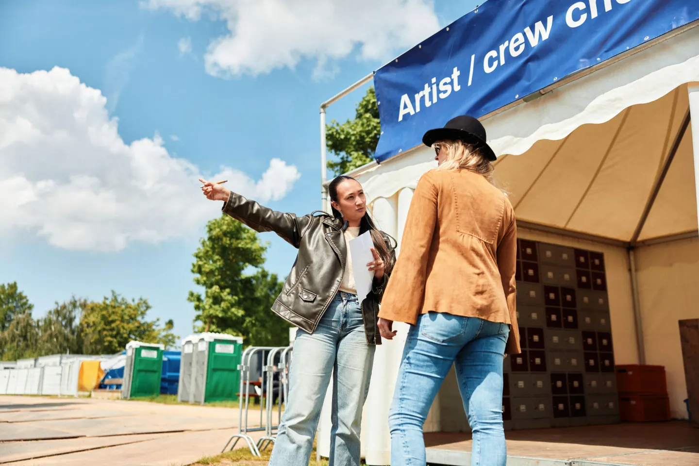 Student wijst artiest de weg op festival