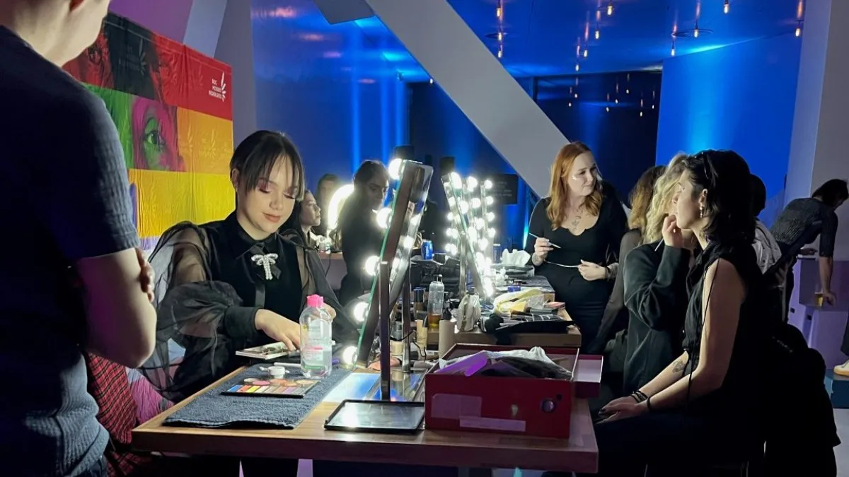 studenten van beauty college maken bezoekers op tijdens winterpann