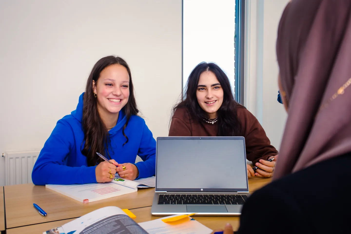 Studenten Business & Administration College werken samen in de les