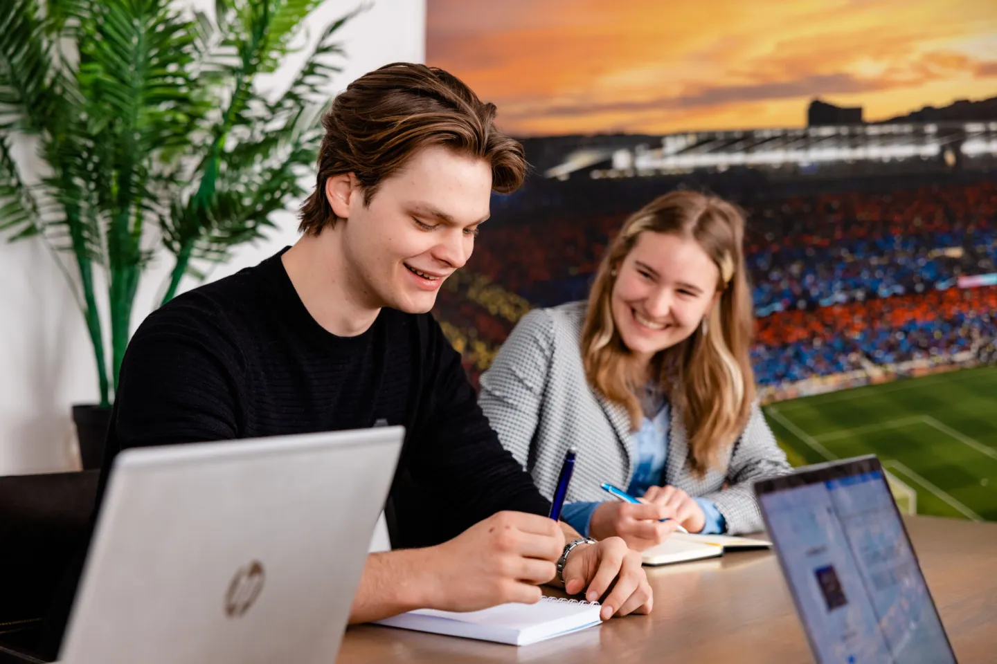 Studenten Business werken samen tijdens vergadering