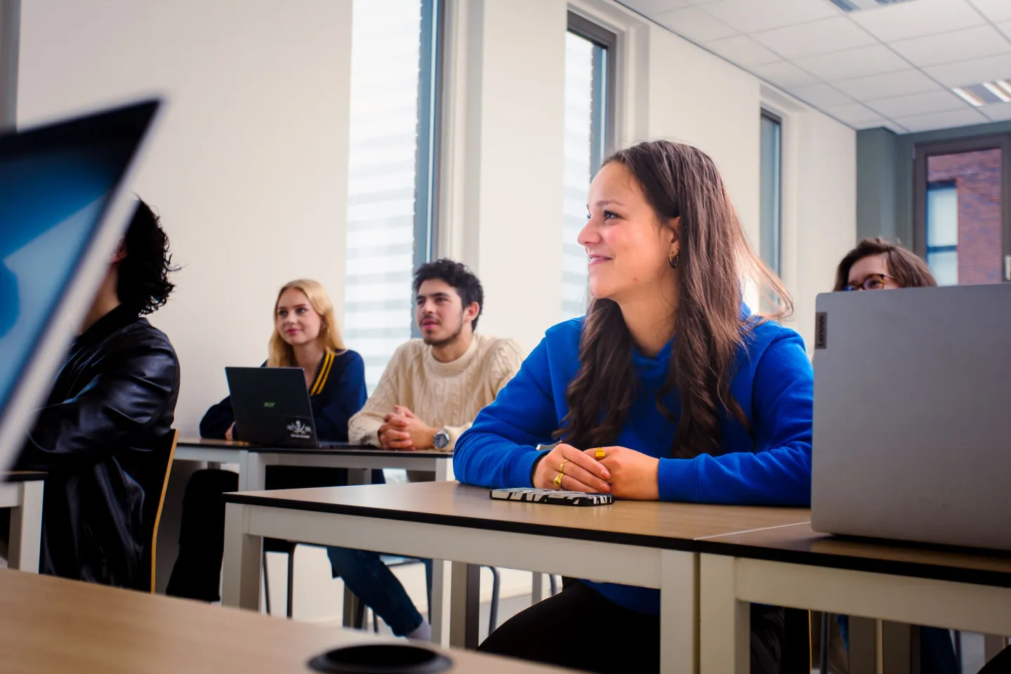 Studenten Business & Administration College zitten in de klas in Utrecht