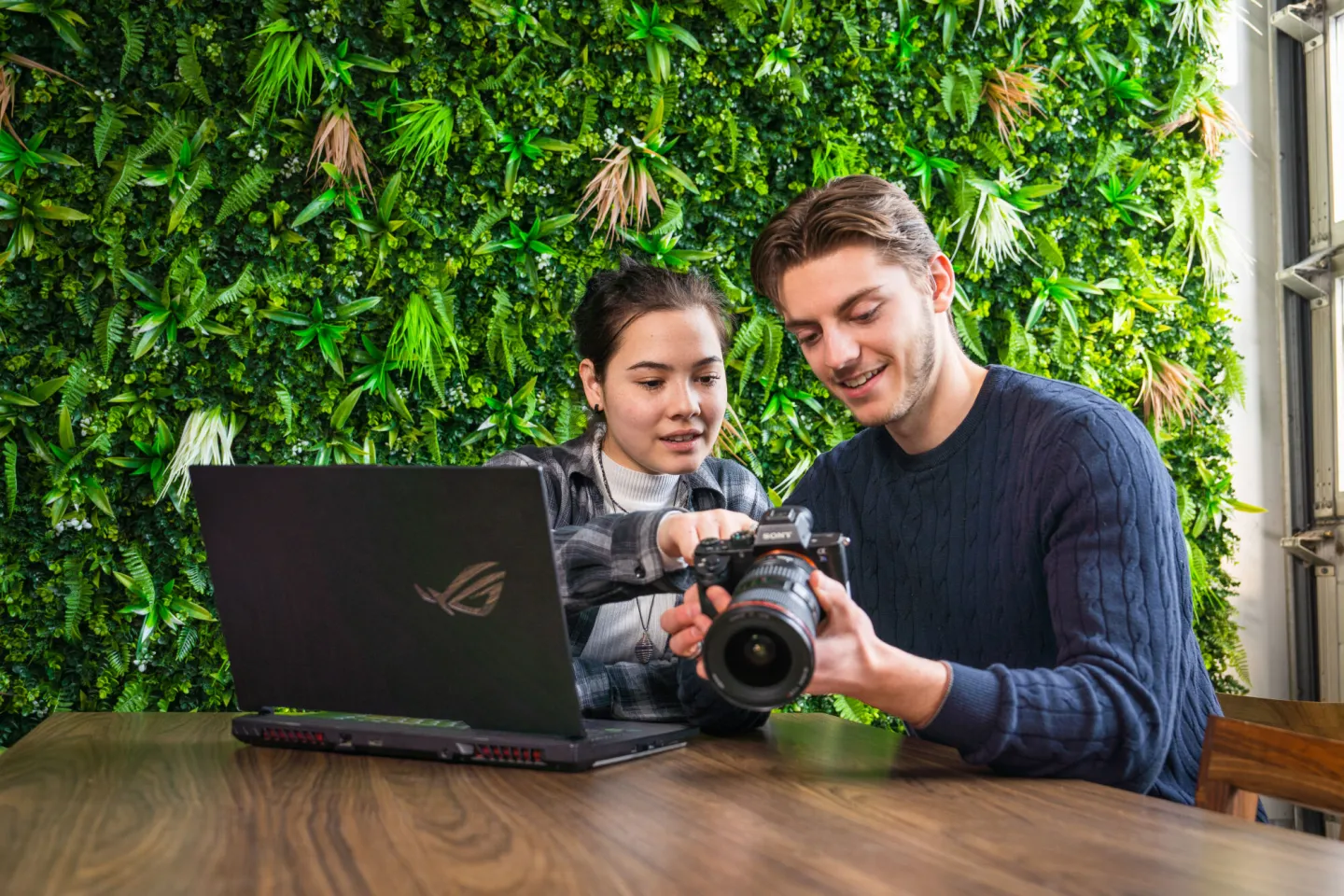 Studenten AV Creative bekijken gemaakte foto's